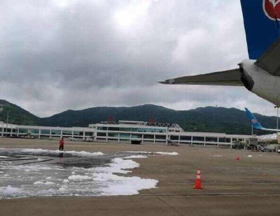 烏龍！長(zhǎng)安航空首航飛機(jī)珠海機(jī)場(chǎng)“過(guò)水門” 消防車誤噴泡沫致飛機(jī)停飛